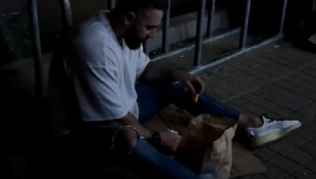 Luptător celebru surprins într-o ipostază inedită. A ajuns să mănânce pe străzi: „Restaurant pe carton”