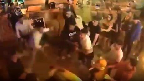 Bătaie generală într-un club de manele. Un luptător a fost lăsat lat în mijlocul străzii