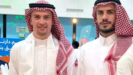 Arabii i-au îmbrăcat pe Tanase și Burcă la fel ca pe Ronaldo și Neymar. Imaginile cu ei au devenit virale