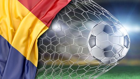 E român, are 28 de ani, și a marcat 14 goluri în ultimele două etape