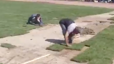 Pe terenurile astea a ajuns să joace Neymar: pun gazonul cu mâna, bucată cu bucată, înaintea meciului. Brazilianul, în stare de șoc