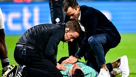 S-au temut de ce e mai rău! Meciul lui Ajax, suspendat după ce portarul adversarei s-a lovit grav la cap. Scene de groază în Olanda