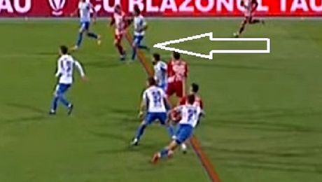 Reacție haioasă, după ce VAR a trasat linia printre picioarele jucătorului. ”L-a secționat, i-a făcut autopsia și s-a dus să vadă dacă e viu sau mort”