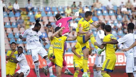 Probleme mari cu banii la o echipă din Superliga. Fotbaliștii nu au vrut să se antreneze și au plecat de la stadion