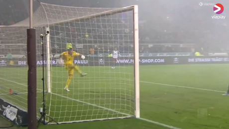 E cel mai tare autogol din istorie? Faza imposibil de descris: numai la FIFA mai poți să dai așa! Video