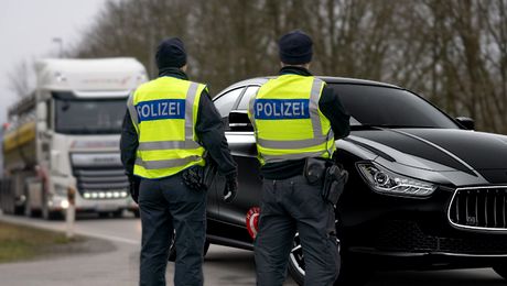 Ce a pățit pe străzile din Germania un român de 20 de ani care conducea un bolid de 100.000 de euro: „Autoturismul a fost ridicat”