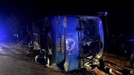 Tragedia sfârșitului de an în sport: Cel puțin doi morți, după ce autocarul unei echipe de fotbal s-a răsturnat! Federația a decis suspendarea tuturor meciurilor