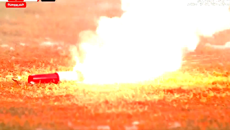 „Arena Lupilor” s-a aprins! Sute de torțe, fumigene și petarde în peluza Petrolului pentru derby-ul cu Dinamo. Foto