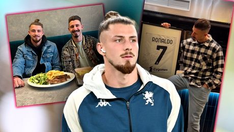 Radu Drăgușin a făcut un „muzeu de tricouri” în propriul restaurant! La cine a ajuns cel semnat de Cristiano Ronaldo. Video