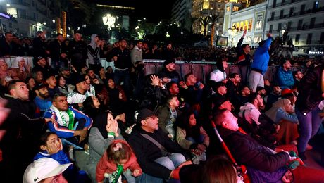 Scandal la Cupa Africii. Suporterii au vrut să intre în hotel peste jucătorii care au primit nota zero. Video