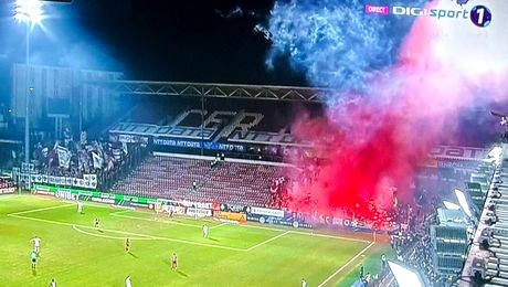 Atmosferă de Revelion în Gruia! Arbitrul a fost nevoit să oprească partida CFR Cluj – Rapid. Foto