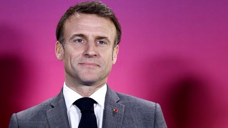 Emmanuel Macron, ironizat pe net după ce s-a lăsat fotografiat în timp ce lovea sacul de box! Internauții îl acuză că și-a mărit mușchii în Photoshop