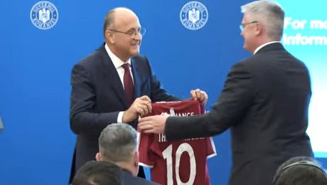 Gest neașteptat făcut de Dan Șucu, la Guvern. A scos tricoul Rapidului și l-a oferit unui celebru diplomat: „Rapid e cea mai iubită și respectată echipă din România!”. Video