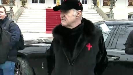 Gigi Becali, „atacat” cu hârtii la finalul conferinței! Momente incredibile la Palat