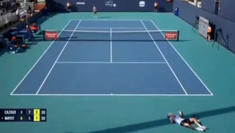 Jucătorul a căzut brusc pe teren, în timpul meciului. Imagini groaznice la Miami, înainte de debutul Simonei Halep. Video