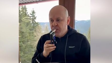 Un fost polițist îi învață pe șoferi cum să se urce la volan după ce consumă alcool! Clipurile lui sunt virale pe net