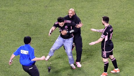 Bodyguard-ul lui Messi, reacție exagerată: I-a luat pe toți prin surprindere când a sărit în teren și a oprit meciul! Ce se întâmpla cu fotbalistul în acele momente