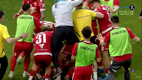 Kopic a luat-o RAZNA! Astea sunt imaginile bucuriei nebune a lui Dinamo de după golul lui Bani din minutul 93! Și fotografii au tras de timp pentru Dinamo ?
