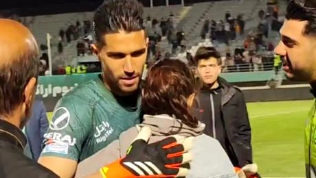 Scandalos! Portarul care a luat în brațe o tânără după un meci din Iran, amendat drastic de Federație