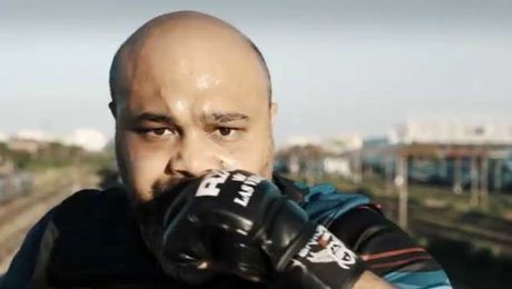 Lupta anului în cușca RxF: Perversul de pe Târgu Ocna împotriva a două tinere superbe