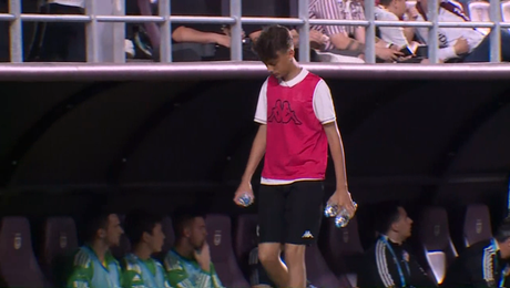 N-a știut că e filmat! Fiul patronului Șucu le căra apa jucătorilor Rapidului în timpul meciului. Cum a fost surprins