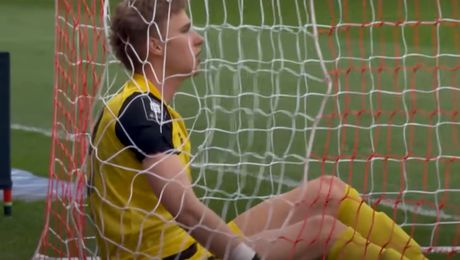 Golul anului a fost marcat în Polonia! Portarul advers a degajat fantastic și mingea a intrat în poartă. Video