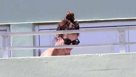 Atenție, imagini explozive! Fosta lui Clooney și Vieri a arătat TOT când credea că nimeni n-o vede! Se iubește cu patimă cu un român misterios, cu 15 ani mai tânăr ca ea