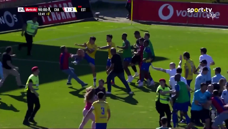 Nici în UFC n-ai voie cu așa ceva! Scene halucinante la un meci din prima ligă: i-a dat un genunchi în gură unui suporter, arbitrul l-a eliminat imediat! Ce s-a întâmplat depășește orice imaginație