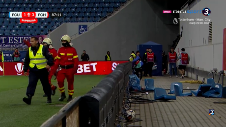 Scene IREALE pe Oblemenco! Meciul a fost oprit 10 minute, iar jucătorii au fost trimiși la vestiare după un „bombardament” cu scaune din peluză