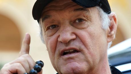 Becali a văzut o persoană cu dizabilități când se pregătea să plece din lojă. Gestul pe care l-a făcut când credea că nu-l vede nimeni