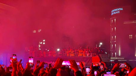 La fel ca marile campioane. FCSB, în autocarul descoperit prin centrul Bucureştiului la miezul nopții. Super imagini cu petrecerea de pe străzile Capitalei