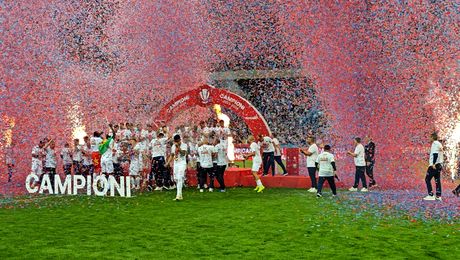 Scene FABULOASE pe Arena Națională! 50 000 de oameni au sărbătorit alături de Coman, Olaru şi de restul campionilor primul titlu după 9 ani. Stoica i-a prezentat pe jucători, într-o mare explozie de roşu şi albastru. Video integral