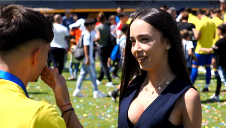 Ea e bombița sexy din Liga a 2-a! Apariția care a tăiat respirația la petrecerea de promovare a Sloboziei. Iubita fotbalistului a făcut senzație pe gazon