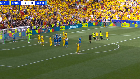 Un suporter român n-a mai rezistat și a intrat pe teren să-l ia în brațe pe Stanciu în timpul meciului. Cum a reacționat căpitanul naționalei