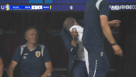 Rupere de nori la Frankfurt! Tunete și căderi masive de apă, Edi Iordănescu a avut nevoie de prosoape pentru a rămâne la marginea terenului