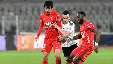 L-am găsit pe jucătorul „dat dispărut” de Hermannstadt! Strategie pentru a-i distruge imaginea? „Mi-a spus că asta va face. M-a amenințat din start”. DEZASTRU la club? „Întreabă-te de ce pleacă toți”. Exclusiv