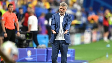 Edi Iordănescu a vrut să vorbească în engleză și a răspuns dur: “Să le fie rușine că au aruncat cu mizerii în noi și în fanii noștri”