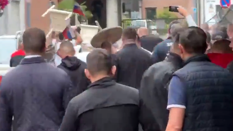 Scene brutale în Germania! Ultrașii englezi și sârbi s-au luat la bătaie în fața unui restaurant. Video