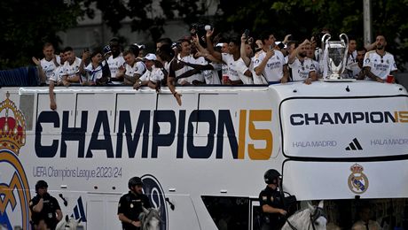 Ancelotti și Vinicius, show în Piața Cibeles pe ritmuri românești! Real Madrid sărbătorește triumful în Champions League. Video