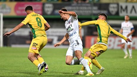 S-au bătut să promoveze, dar acum toată lumea vrea să SCAPE de acolo. Antrenorul, gata să fugă. Jucătorii nu mai vor să joace pentru echipă