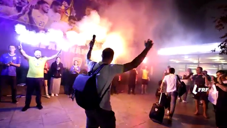 Imagini nedifuzate din momentul în care jucătorii României au revenit la Wurzburg. Florinel Coman a luat microfonul, Alibec și Mogoș – show total