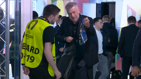 Incredibil! Edi Iordănescu n-a fost recunoscut de stewardul din zona autocarelor. Nu l-a lăsat să intre până nu i-a arătat badge-ul ?