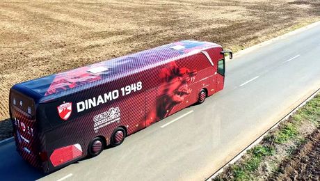 Cum arată noul autocar al lui Dinamo. A fost surprins în trafic și fanii l-au pozat imediat VIDEO