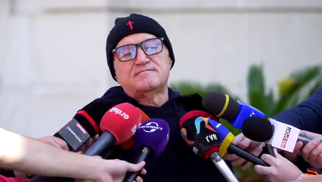 Becali, schimbare radicală de look după victoria cu PAOK! „Harry Potter” de la FCSB i-a surprins pe jurnaliști în fața Palatului ?