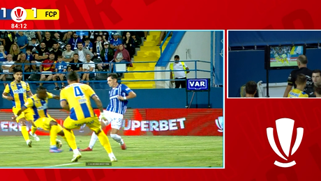Farul – Petrolul, influențat de o fază controversată de arbitraj. Panduru, Cosmescu și Zotta, părere la unison: ”Te-ai plictisit în camera VAR şi ai zis să dai penalty?”