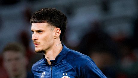 Dennis Man, prestație ștearsă în meciul cu Utrecht. Românul, schimbat la pauză de Peter Bosz