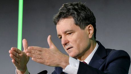 Prima reacție după ce Nicușor Dan a atacat „Legea Novak” la CCR: „Politicul nu are ce căuta în vestiar”