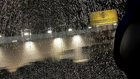 Situație delicată la clubul de tradiție! Suporterii furioși i-au huiduit pe fotbaliști și au spart un geam al autocarului