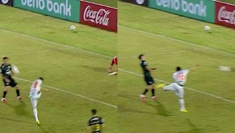 VIDEO | Gol de cascadorii râsului în Paraguay. Atacantul a ratat un penalty, apoi s-a trezit că mingea i-a fost degajată în faţă înainte de a intra în poartă