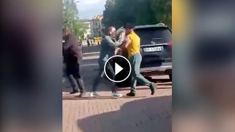 VIDEO | Scene incredibile în Italia. Colegul românului Vermeșan s-a bătut pe stradă cu un suporter. De la ce a pornit totul